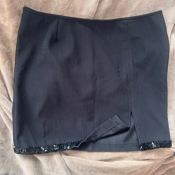 Glitter Hem Black Stretch Mini Skirt - Picture 3 of 12